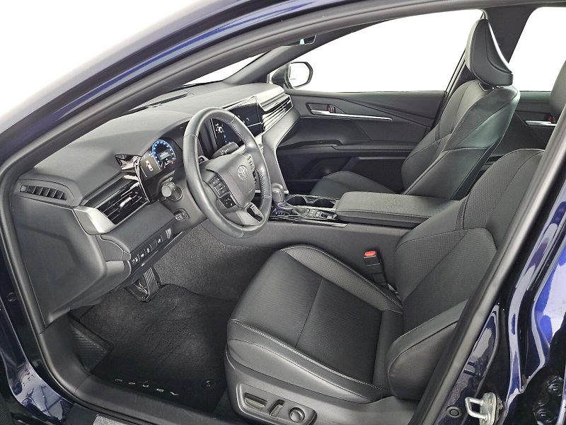 Toyota Camry (2025) 2.5 HEV 230k PRESTIGE - fotka 6 z 30
