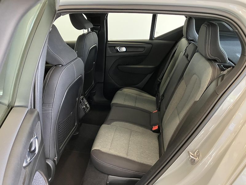 Volvo XC40 B3 FWD Plus Dark AT7 - fotka 11 z 40