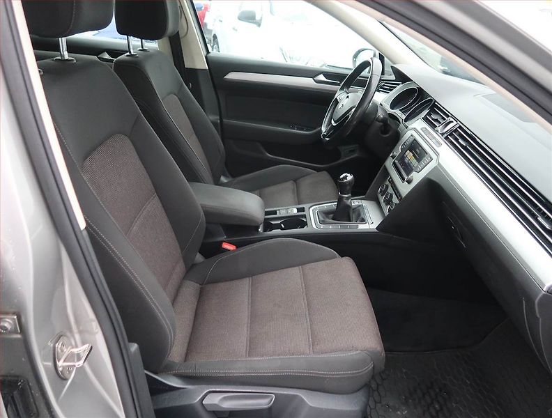 Volkswagen Passat (2016) 1.6 TDI, Serv.kniha, Navi - fotka 9 z 15