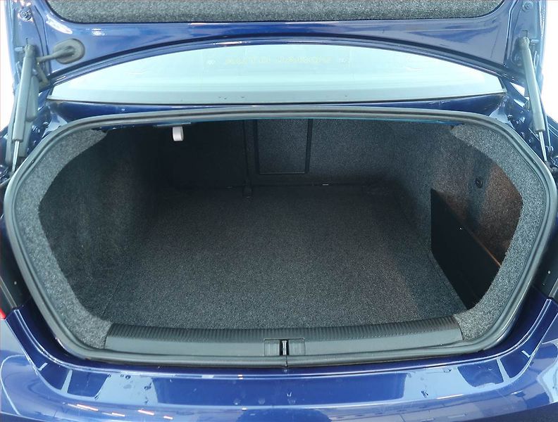 Volkswagen Jetta (2008) 1.6, Tempomat - fotka 13 z 15