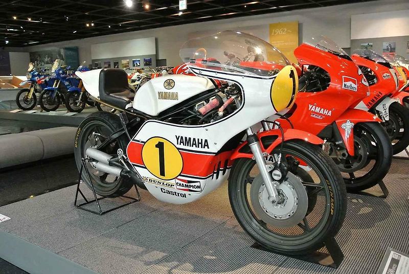 Giacomo Agostini je stále králem mezi závodníky silničních motocyklů. Na svém kontě má úctyhodných patnáct titulů mistra světa, které dosposud nikdo nepřekonal.