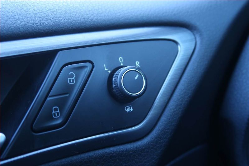 Volkswagen Golf (2020) 2.0 TDI, Automat, Navi - fotka 21 z 22