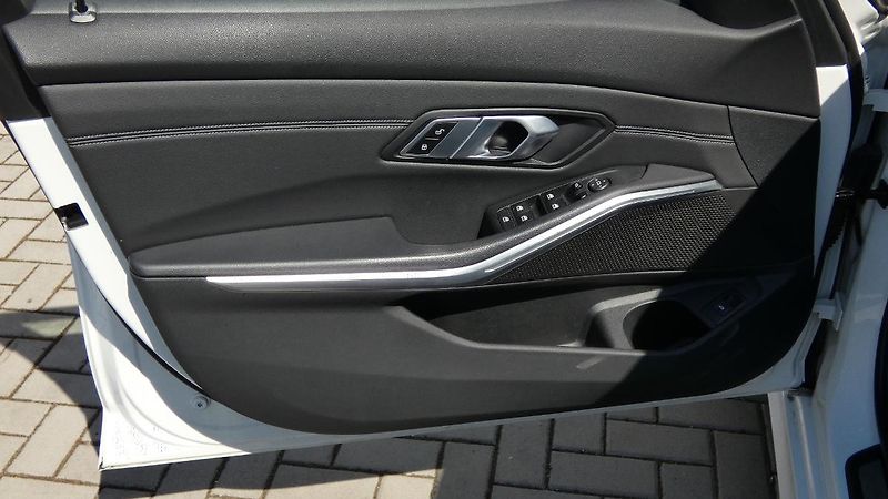 BMW Řada 3 318d Touring - fotka 8 z 22