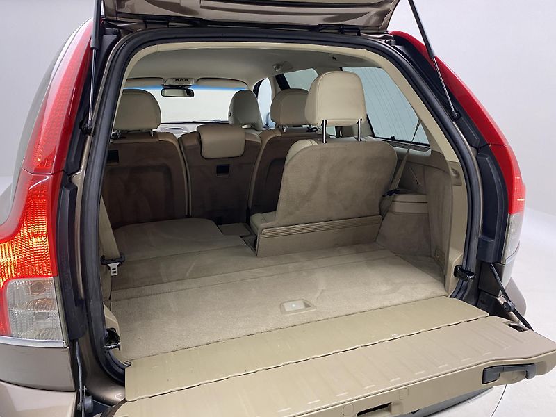 Volvo XC90 D5 AWD EXECUTIVE AUT CZ 7míst - fotka 31 z 37