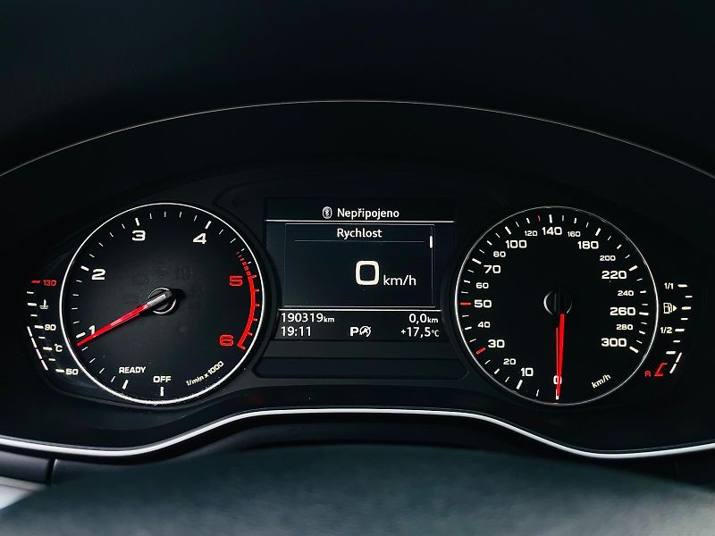 Audi A4 Avant 2.0TD AUT VÝHŘEV SENZORY - fotka 44 z 48