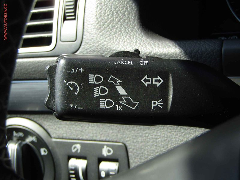 Volkswagen Touran (2015) 1.6TDi, Navi, AC - fotka 19 z 20