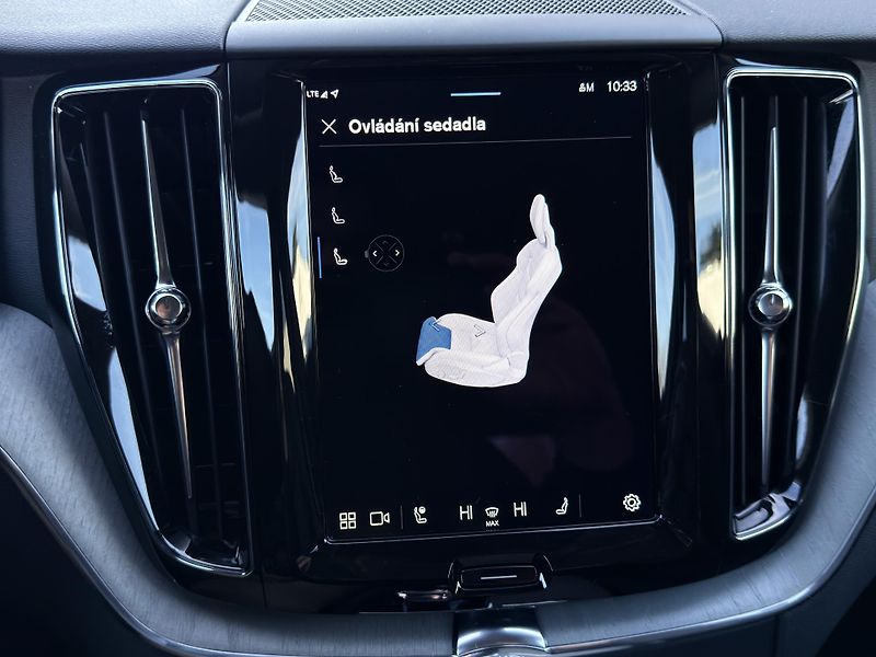 Volvo XC60 B5 AWD PLUS DARK // REZERVACE - fotka 27 z 45