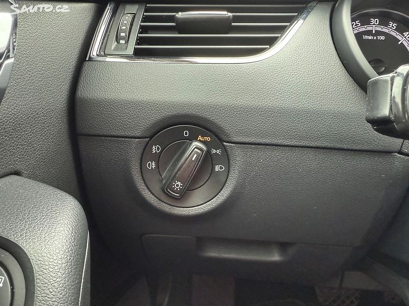 Škoda Octavia 1.6 TDi DSG - fotka 25 z 32