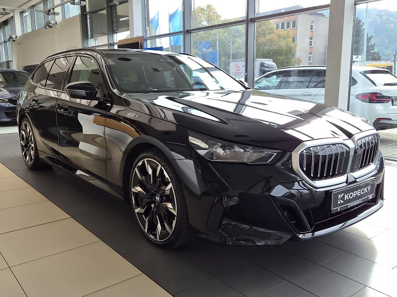 BMW Řada 5 520 xDrive - fotka 3 z 38