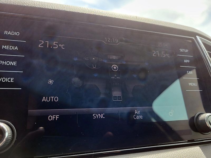 Škoda Karoq 2.0 TDi 110kW 4x4 AMBITION *ČR - fotka 15 z 47