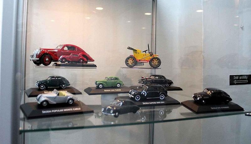 Modely vozů Škoda s pamětními mincemi.