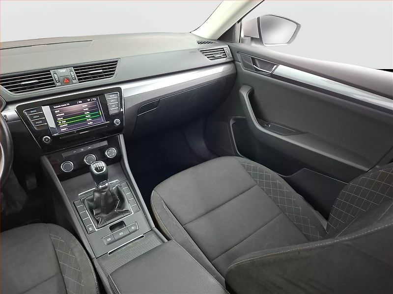 Škoda Superb (2019) 2.0 TDI, Park. senzory - fotka 8 z 15