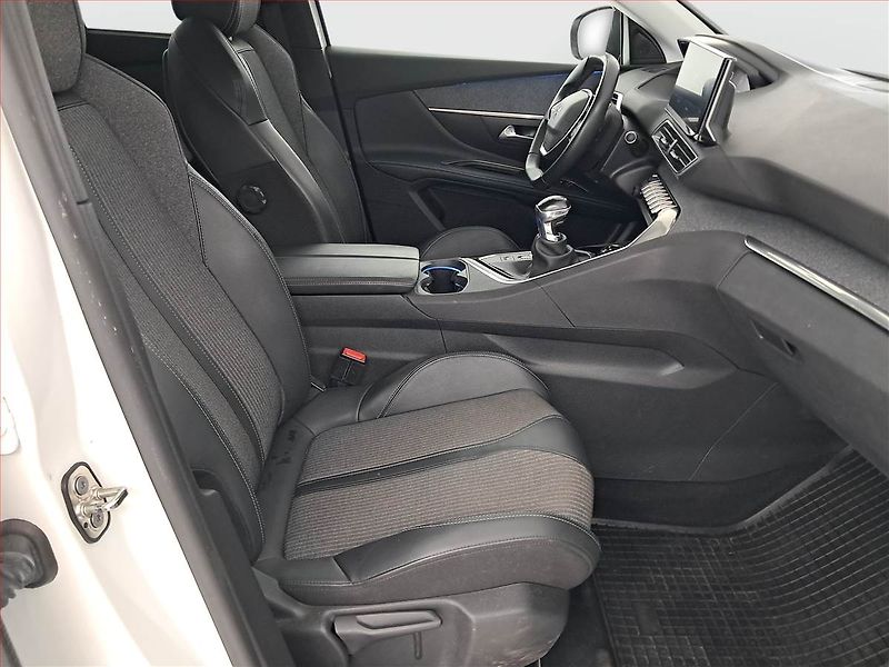 Peugeot 5008 (2021) PureTech 130 - fotka 9 z 18
