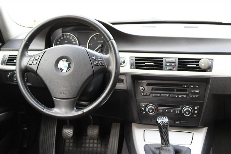 BMW Řada 3 318d Touring / M-Paket / Manuá - fotka 15 z 29