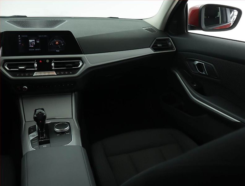BMW Řada 3 (2019) Advantage 320 d - fotka 8 z 17