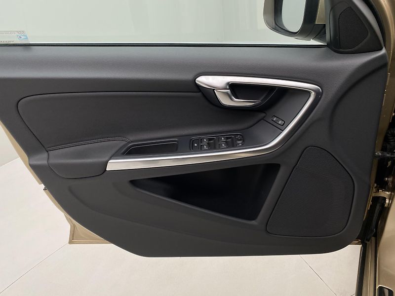 Volvo V60 D5 MOMENTUM REZERVACE - fotka 7 z 43