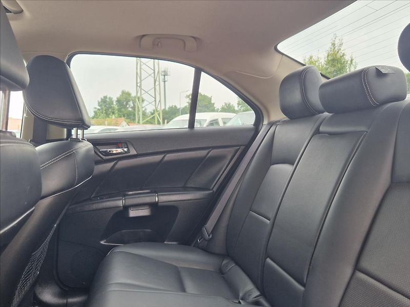 Suzuki Kizashi 2,4 i 4x4 XENON AC ŠÍBR VÝHŘEV - fotka 14 z 37