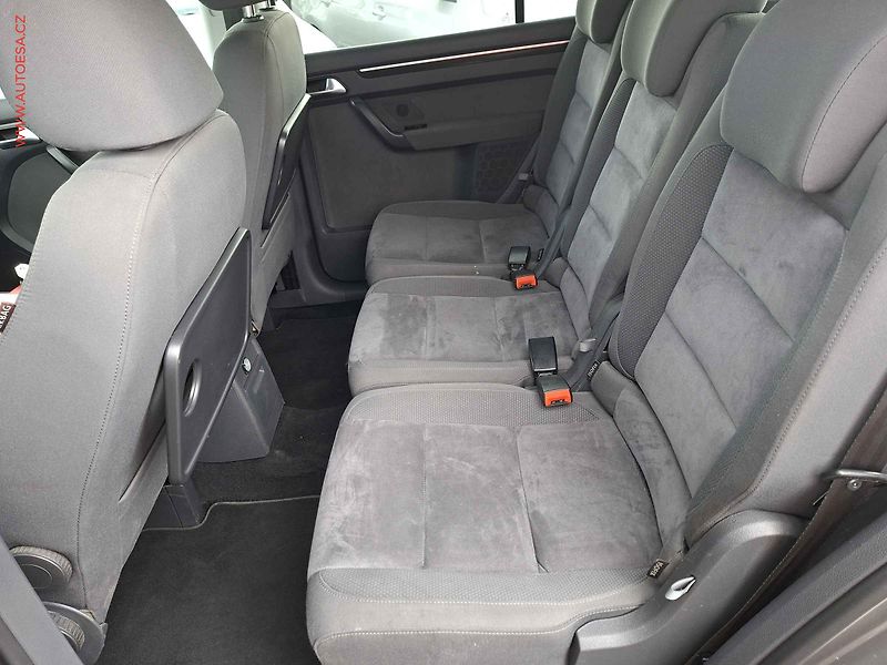 Volkswagen Touran (2010) 1.6 TDi, Comfortline, DSG - fotka 9 z 16