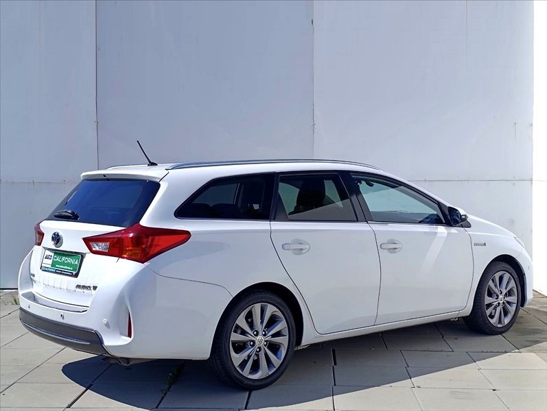 Toyota Auris 1,8 i HYBRID AT KAMERA NAVI - fotka 6 z 39