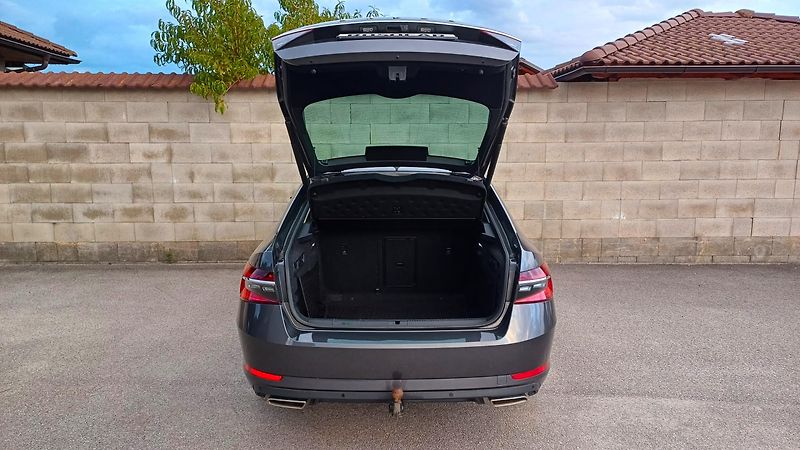 Škoda Superb L&K 2.0TSI 200kW-TZ-ČR-DPH - fotka 13 z 50