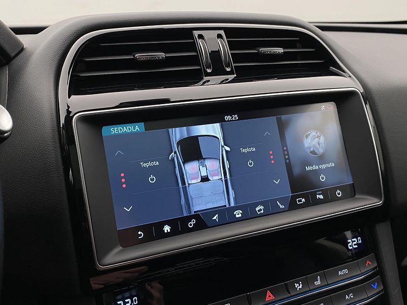Jaguar F-Pace 25t AWD AUT  - fotka 35 z 38