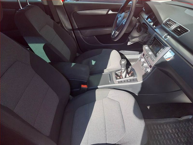 Volkswagen Passat (2015) 2.0 TDI, Navi, Xenony - fotka 9 z 17