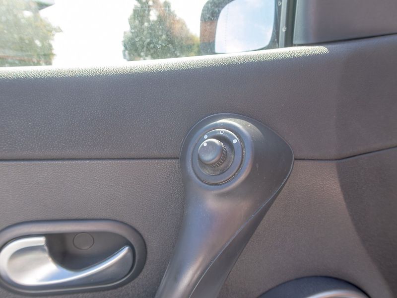Renault Clio (2006) 1.2i 55KW - fotka 23 z 35