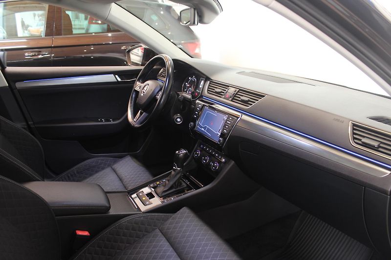 Škoda Superb (2015) 2.0TDI DSG STYLE+ Navi LED - fotka 24 z 43