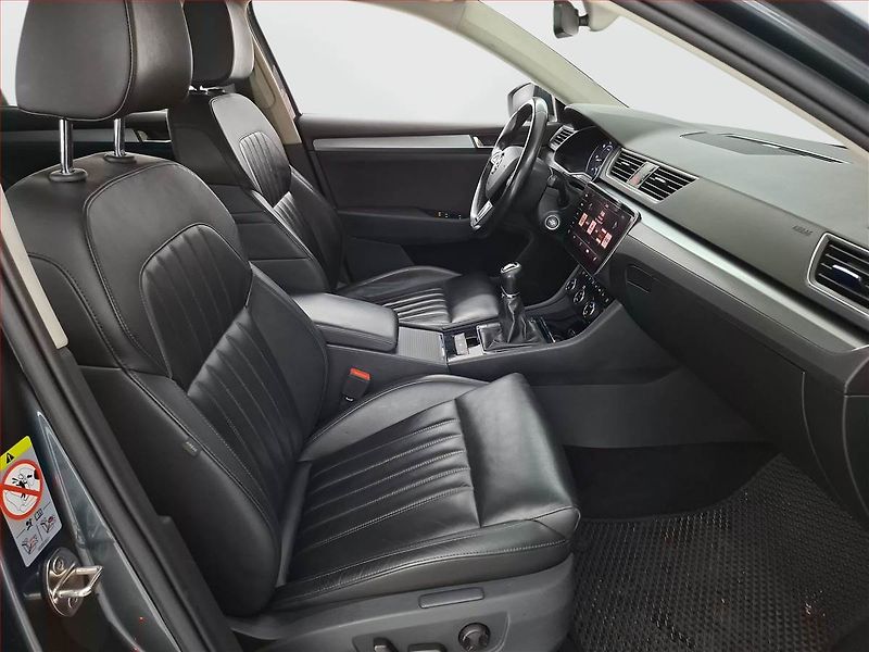Škoda Superb (2018) 1.6 TDI, Kůže, Navi, Tempomat - fotka 9 z 21