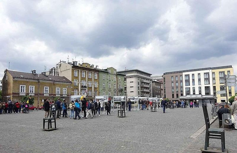 Židle symbolizují majetek, který museli Židé zanechat při opuštění svých domovů, a prázdná místa, která po nich zůstala.