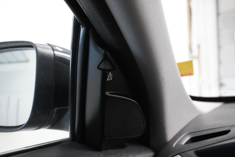 Volvo XC60 2,4 D5 AWD AUTOMAT - fotka 15 z 38