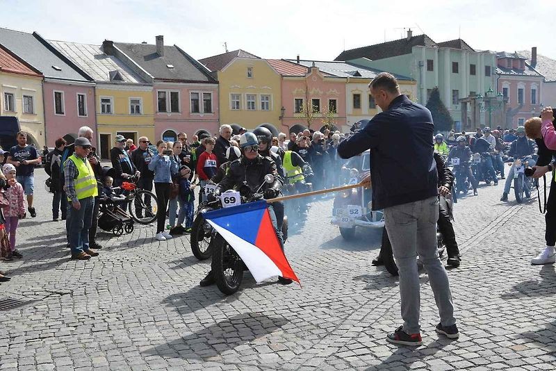 Stovka nablýskaných motocyklů a automobilů předválečné a meziválečné éry vyrazila v neděli z Horního náměstí v Přerově na spanilou jízdu regionem. Nejstarší účastnicí byla osmaosmdesátiletá Libuše Šulcová, která na trasu vyrazila na motocyklu BSA 770 se s