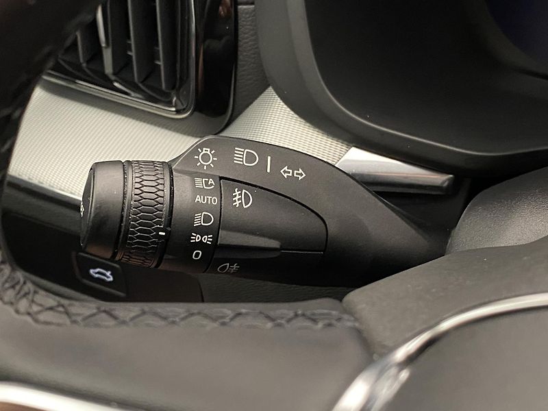 Volvo XC60 B5 AWD DARK ULTIMATE AUT CZ - fotka 21 z 60