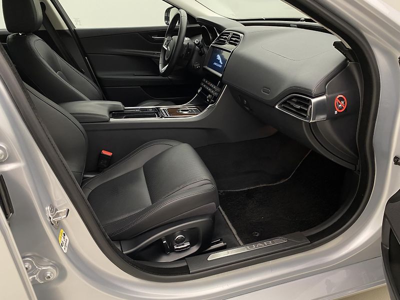 Jaguar XE 30t 221kW AWD AUT CZ - fotka 23 z 39