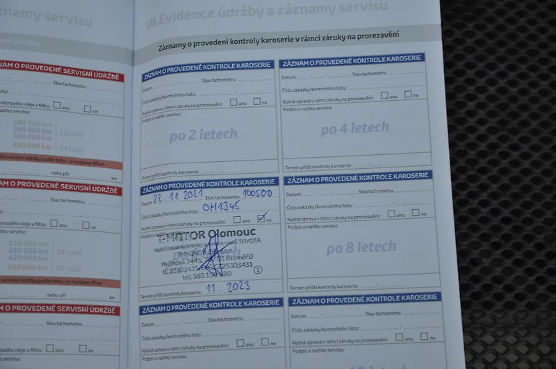 Toyota RAV4 2.5 Hybrid 4x4 Selection Kůže - fotka 28 z 31