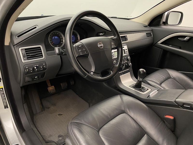 Volvo XC70 D5 AWD MOMENTUM - fotka 4 z 36
