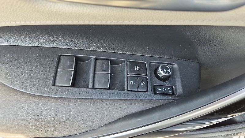 Toyota Corolla Executive 1.8 Hybrid - fotka 19 z 25