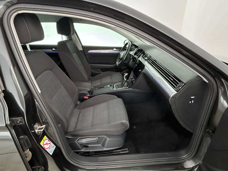 Volkswagen Passat Bussines - fotka 9 z 29