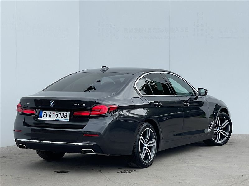 BMW Řada 5 2,0 530e xDrive A8 Luxury Line - fotka 3 z 22