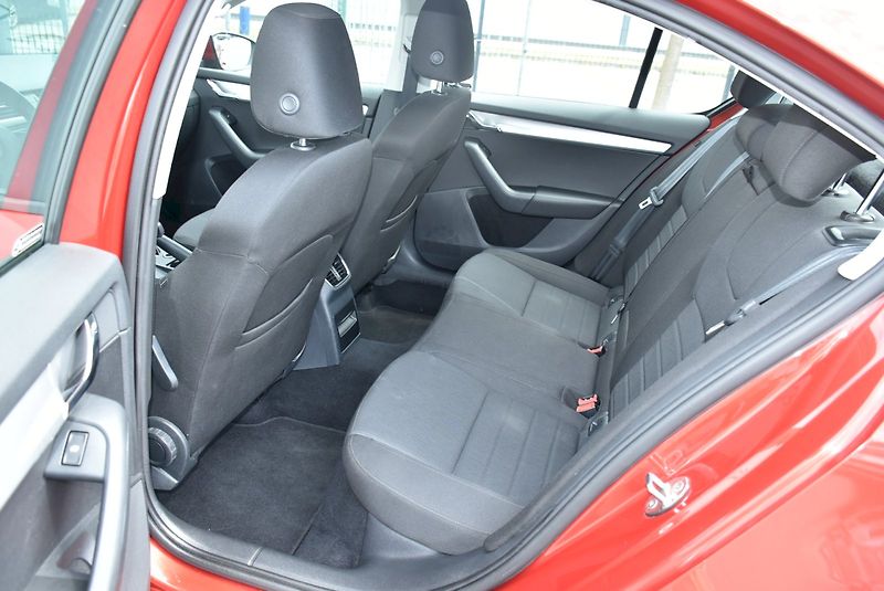Škoda Octavia (2015) Elegance 1.8 TSI 132 kW - fotka 24 z 31