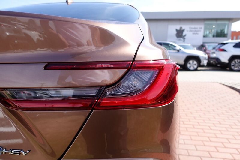 Toyota Camry 2,5 HEV Executive - fotka 34 z 35