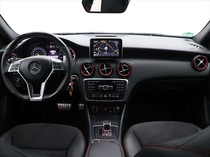 Mercedes-Benz Třídy A 2,0 45 265 kW 4Matic AMG Aut. - fotka 26 z 33