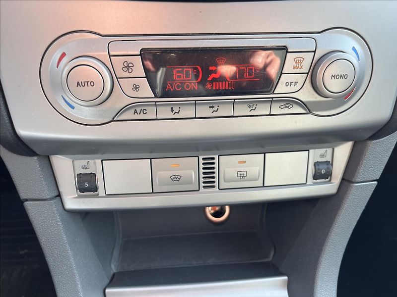 Ford Focus 1,8 i KLIMA 2x KOLA VYHŘ. OKNO - fotka 18 z 37