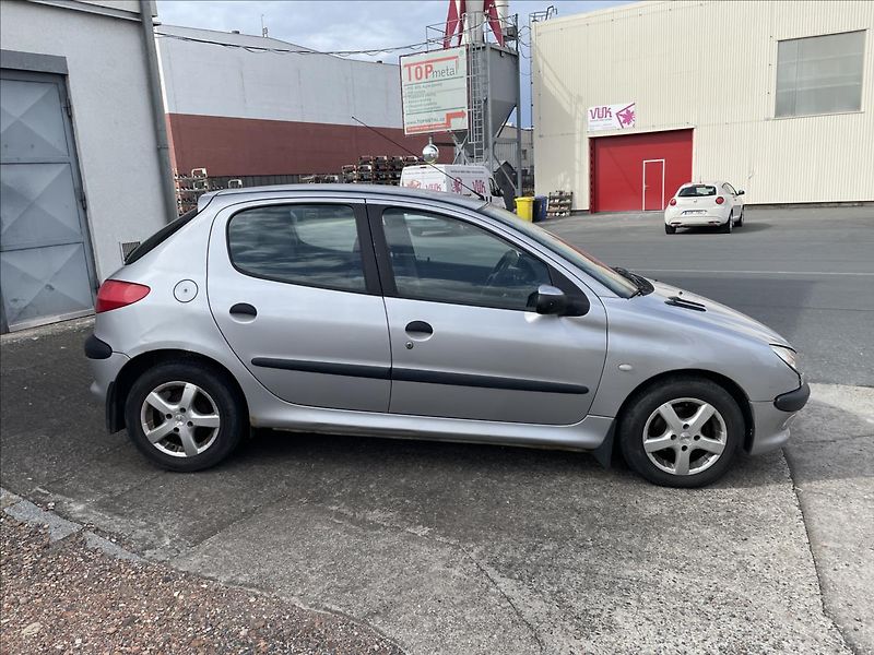 Peugeot 206 1,4i 55kW*tažné*Zachovalé auto - fotka 4 z 36
