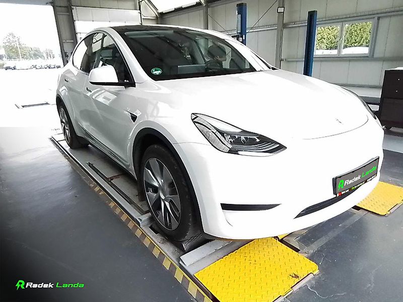 Tesla Model Y (2023) Berlín | LFP | Tažné 1600kg - fotka 1 z 11