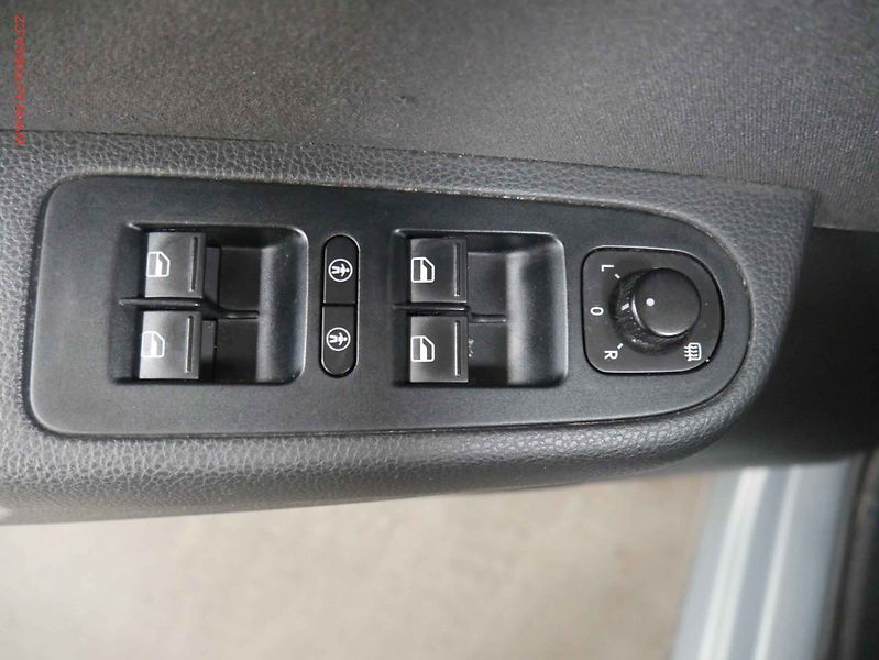 Volkswagen Sharan (2011) 2.0 TDi, AC, výhřev sed - fotka 20 z 20