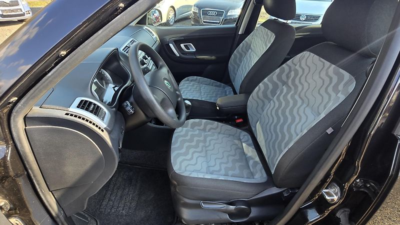Škoda Fabia 1.4 16V AMBIENTE 1MAJITEL - fotka 28 z 36