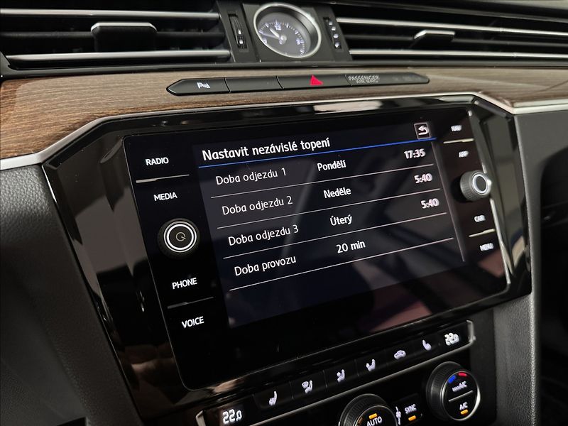 Volkswagen Passat 2,0 TDi  DSG Highline Virtual - fotka 43 z 49