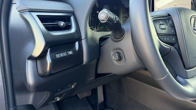Lexus UX 300h 300H 2,0 HEV PRESTIGE 4X4 - fotka 17 z 27