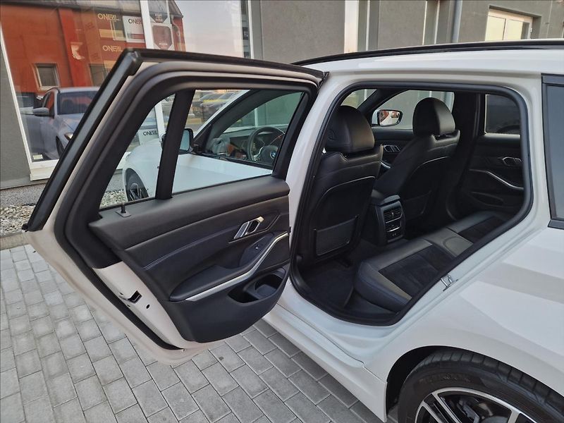 BMW Řada 3 320d xDrive M-Sport,ČR,1.Maj. - fotka 18 z 50